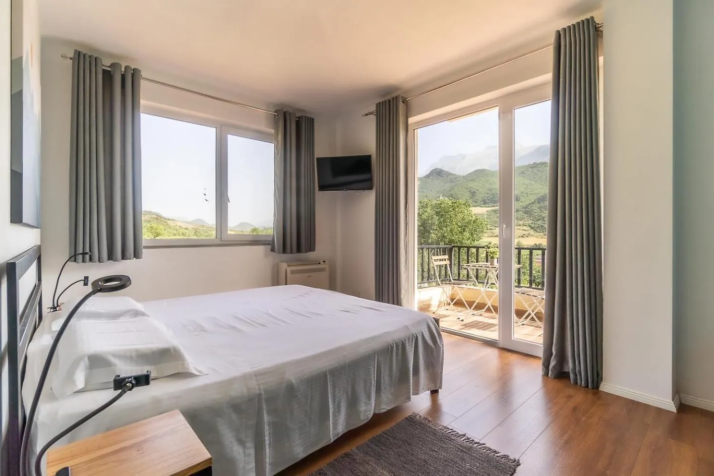 Bujtina Lumo & Pool Villa Permet