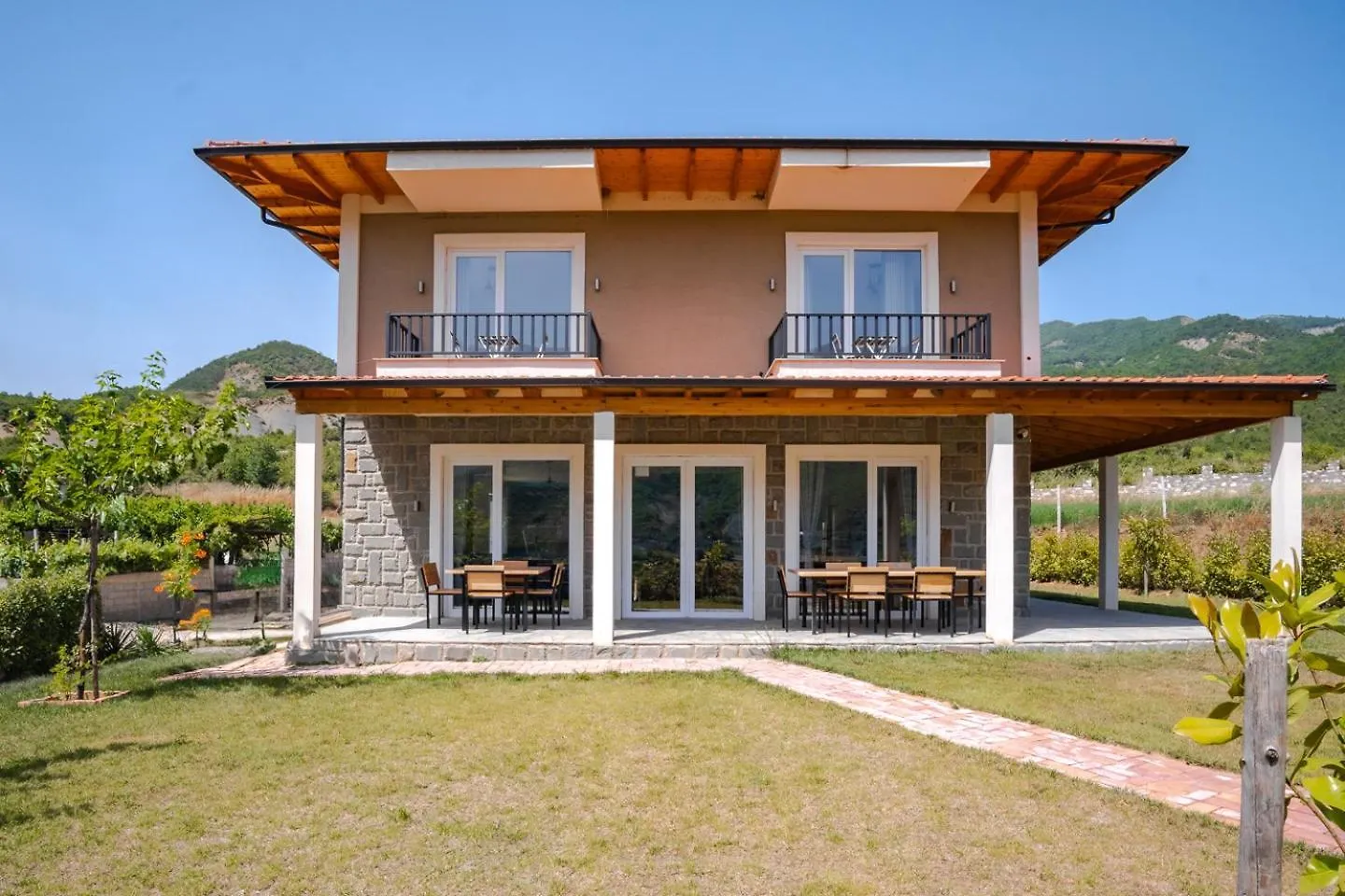 Bujtina Lumo & Pool Villa Permet 0*,